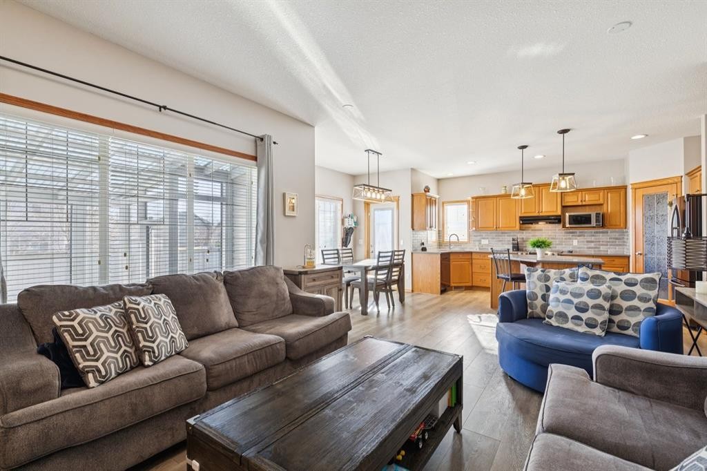 2841 Coopers Manor Sw, Airdrie, AB - Indoor Photo Showing Living Room