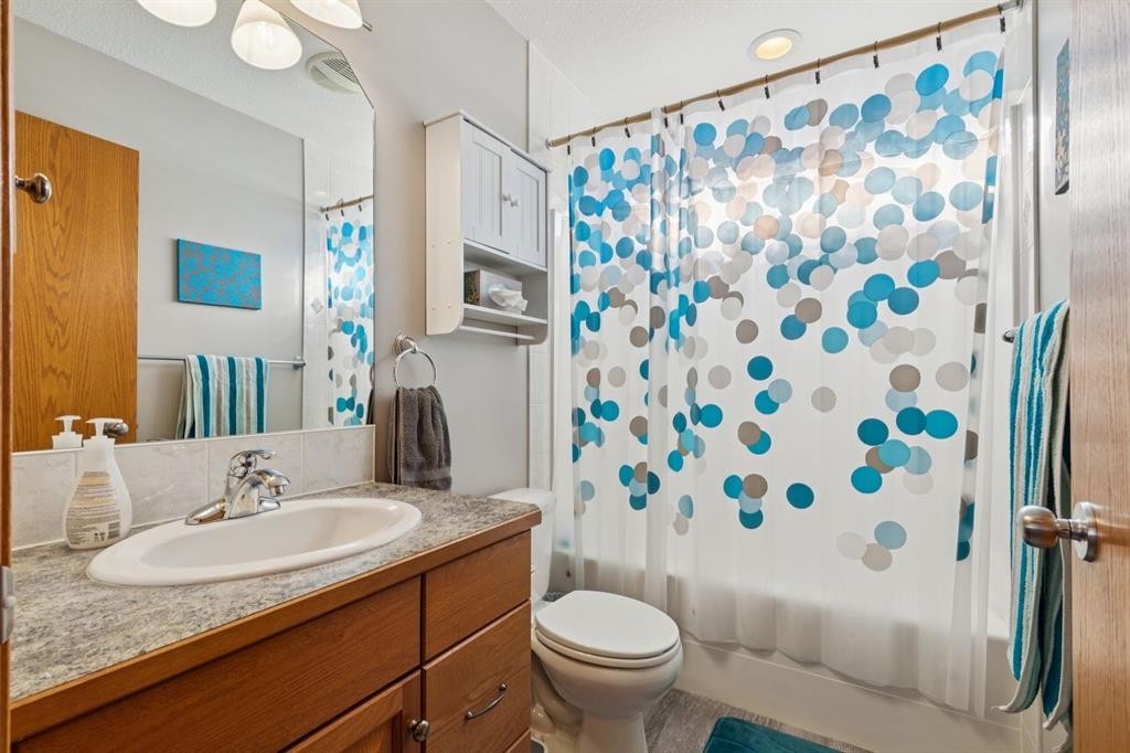 2841 Coopers Manor Sw, Airdrie, AB - Indoor Photo Showing Bathroom