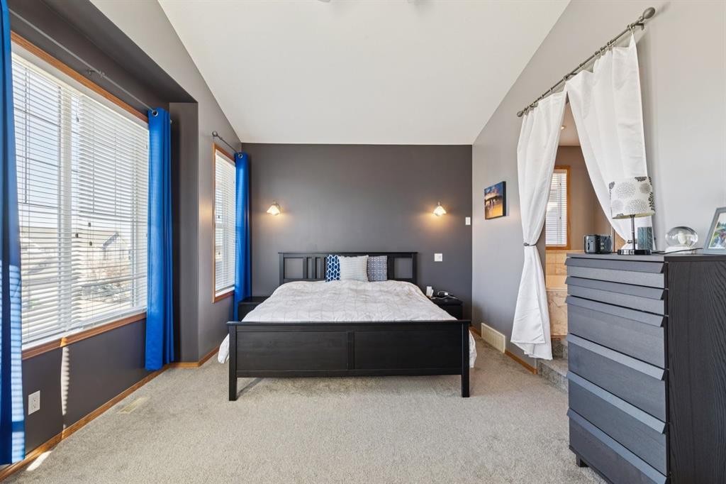 2841 Coopers Manor Sw, Airdrie, AB - Indoor Photo Showing Bedroom