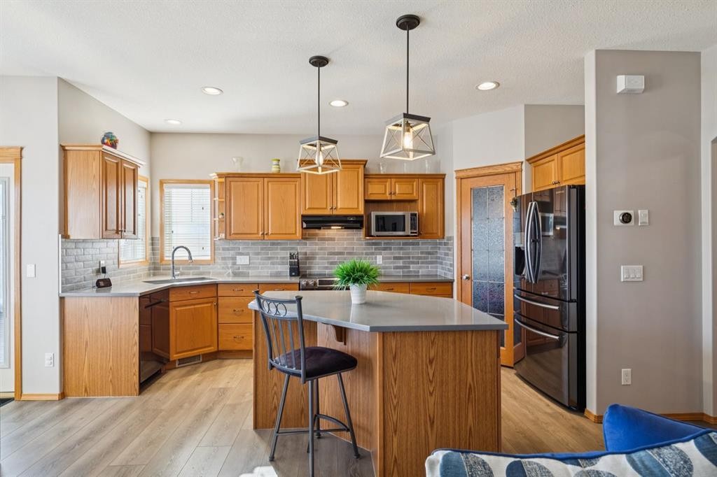 2841 Coopers Manor Sw, Airdrie, AB - Indoor Photo Showing Kitchen