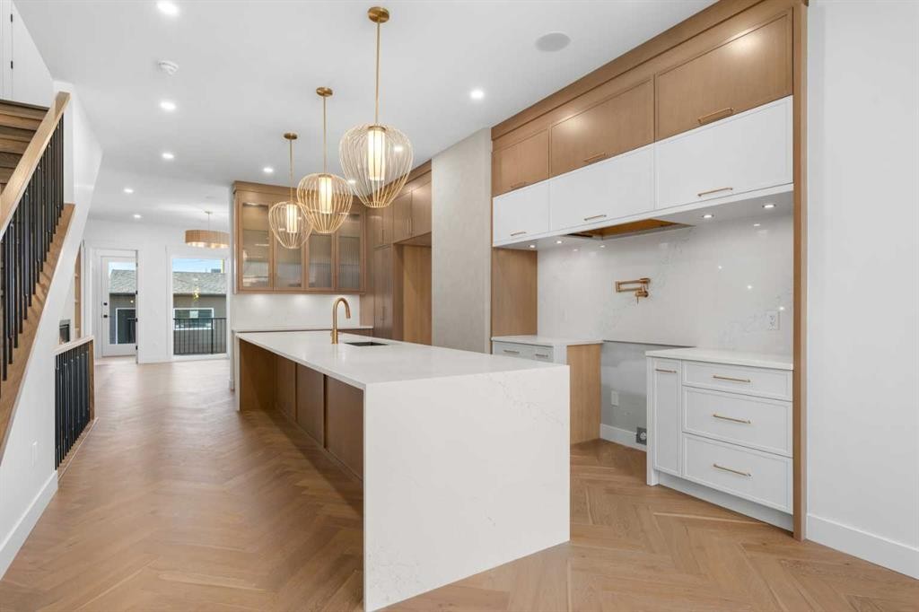 2004 44 Avenue Sw, Calgary, AB - Indoor Photo Showing Kitchen With Upgraded Kitchen
