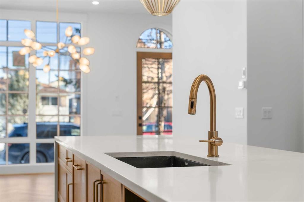 2004 44 Avenue Sw, Calgary, AB - Indoor Photo Showing Kitchen