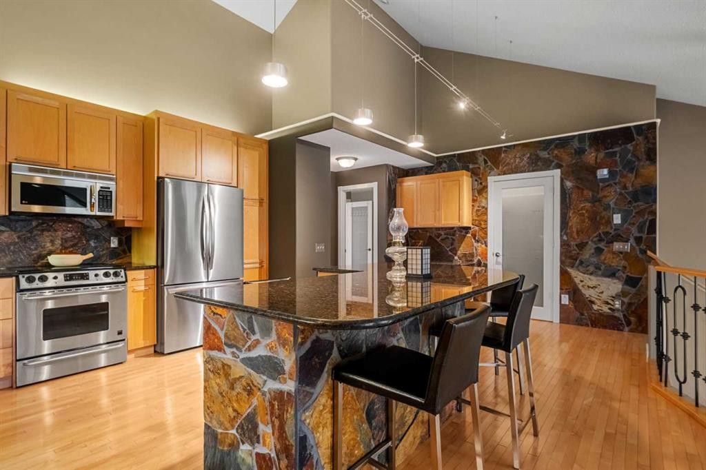702 Patterson View Sw, Calgary, AB - Indoor Photo Showing Kitchen