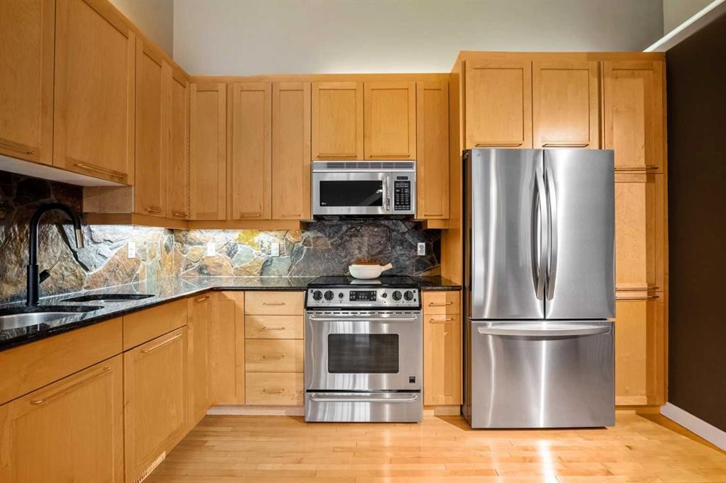 702 Patterson View Sw, Calgary, AB - Indoor Photo Showing Kitchen