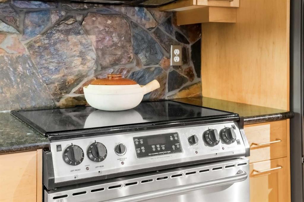 702 Patterson View Sw, Calgary, AB - Indoor Photo Showing Kitchen