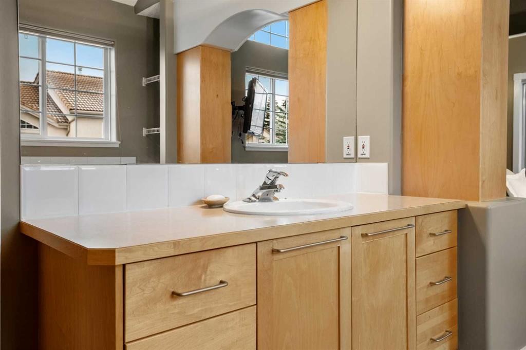 702 Patterson View Sw, Calgary, AB - Indoor Photo Showing Bathroom