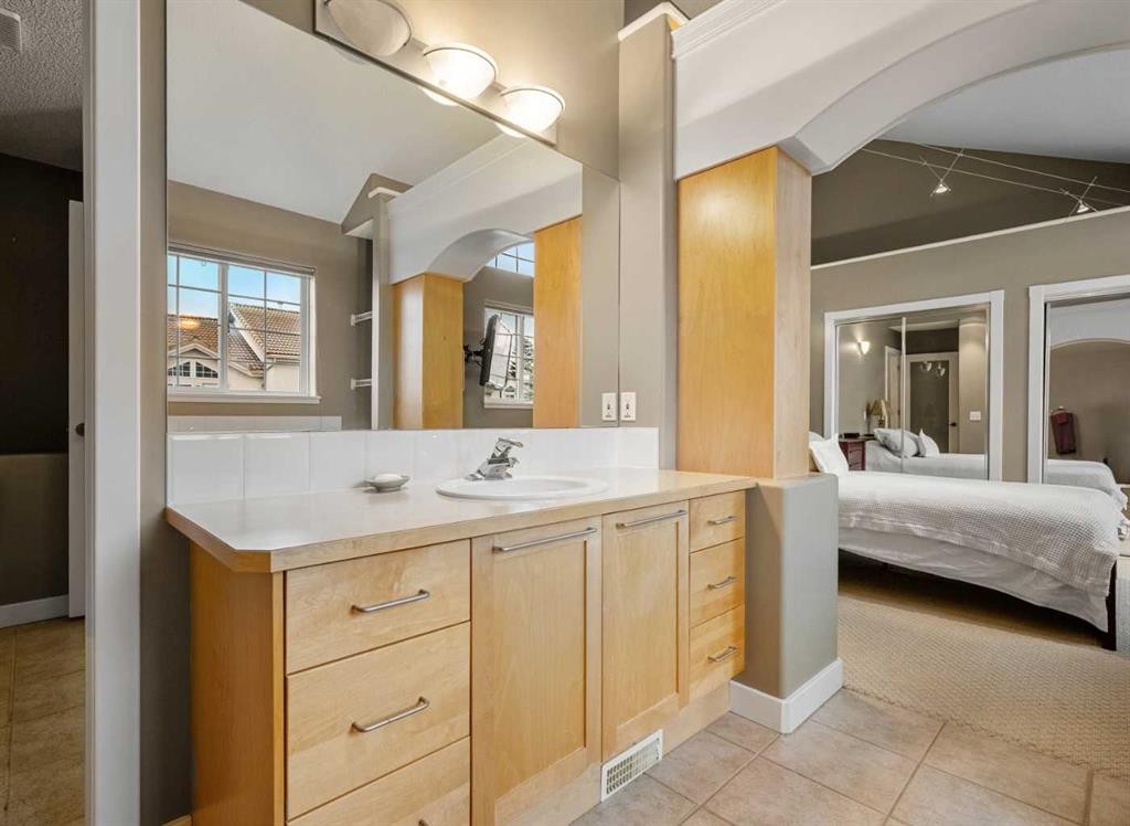 702 Patterson View Sw, Calgary, AB - Indoor Photo Showing Bathroom