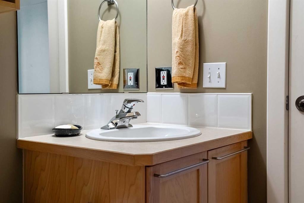 702 Patterson View Sw, Calgary, AB - Indoor Photo Showing Bathroom