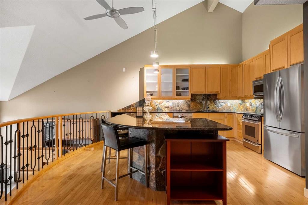 702 Patterson View Sw, Calgary, AB - Indoor Photo Showing Kitchen With Upgraded Kitchen