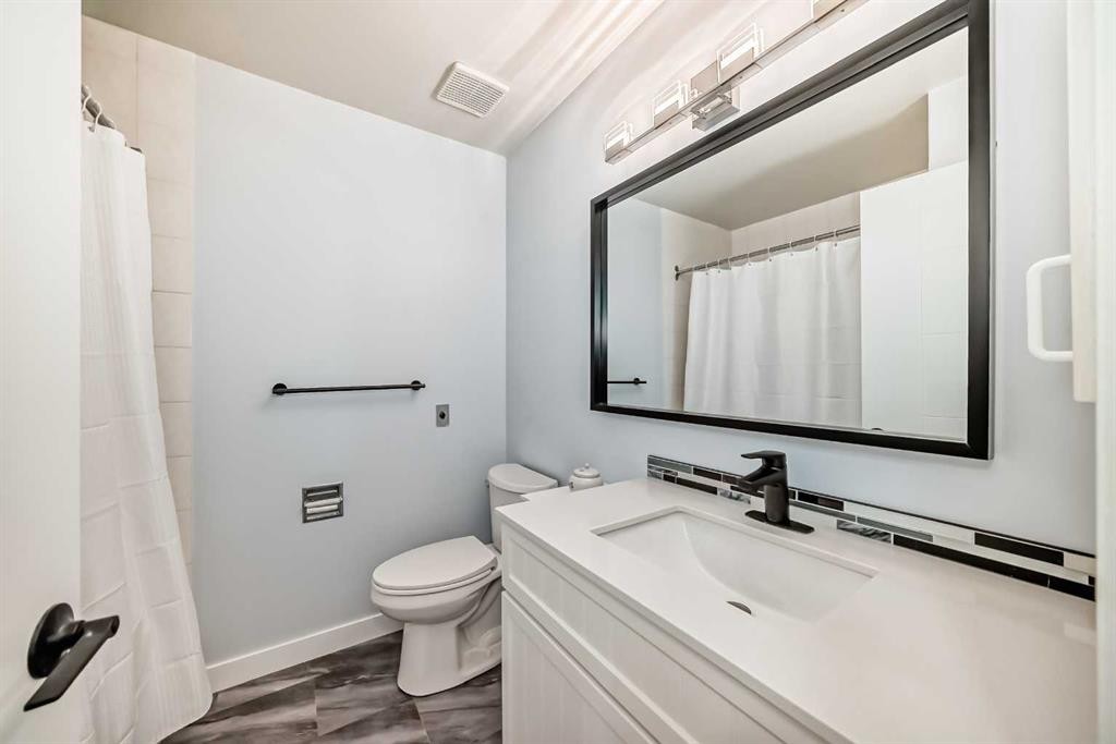 7 Sunset Crescent, Okotoks, AB - Indoor Photo Showing Bathroom
