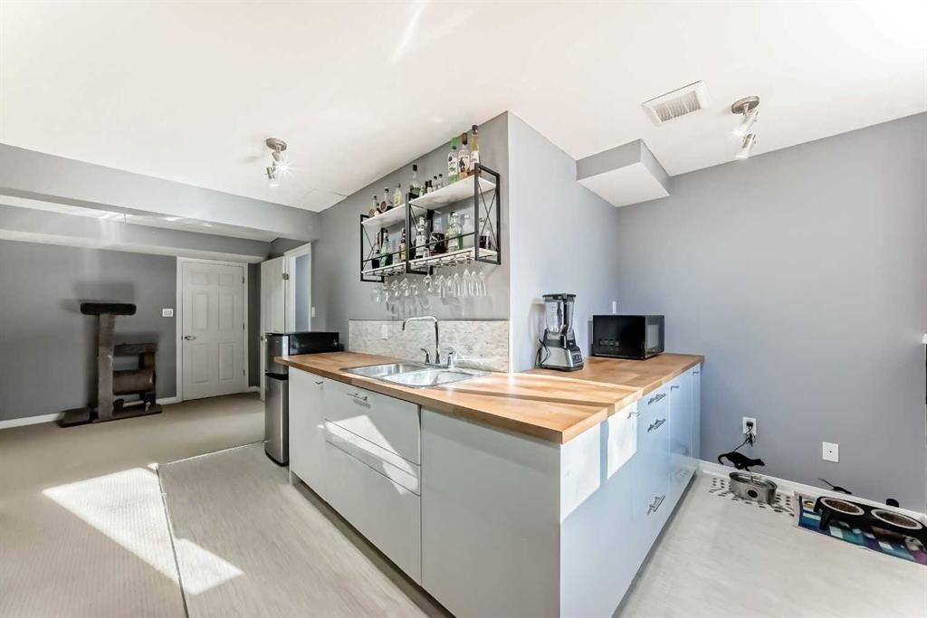 7 Sunset Crescent, Okotoks, AB - Indoor Photo Showing Kitchen