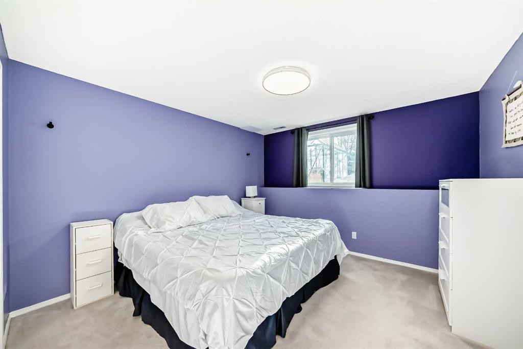 7 Sunset Crescent, Okotoks, AB - Indoor Photo Showing Bedroom