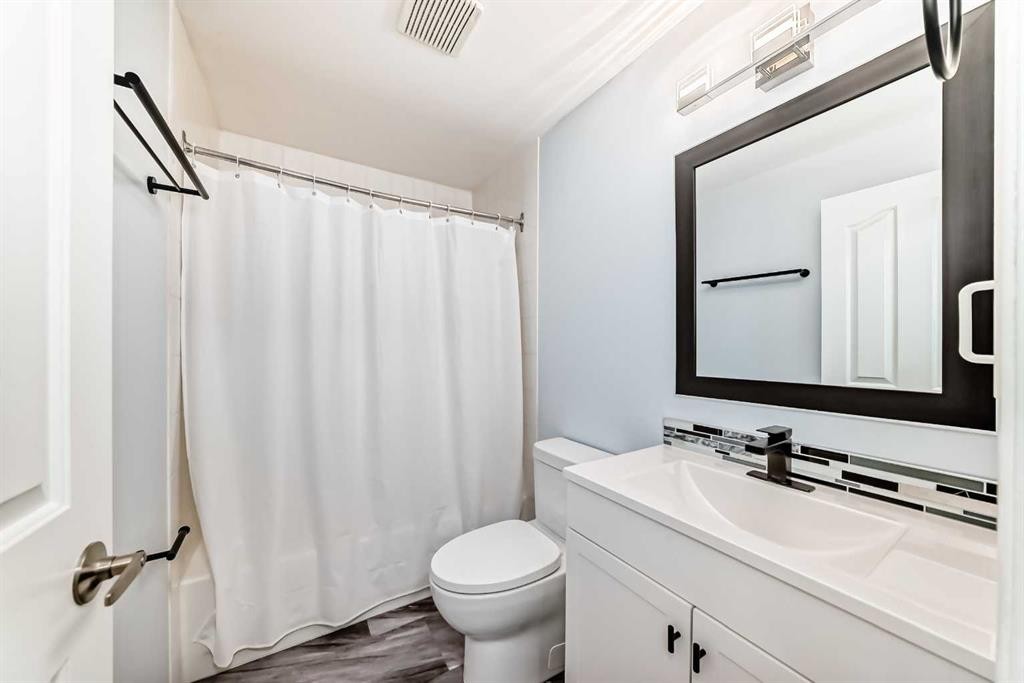 7 Sunset Crescent, Okotoks, AB - Indoor Photo Showing Bathroom