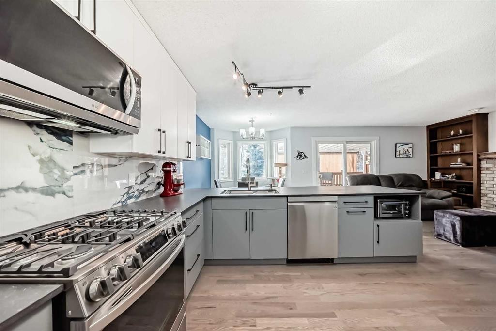 7 Sunset Crescent, Okotoks, AB - Indoor Photo Showing Kitchen With Upgraded Kitchen