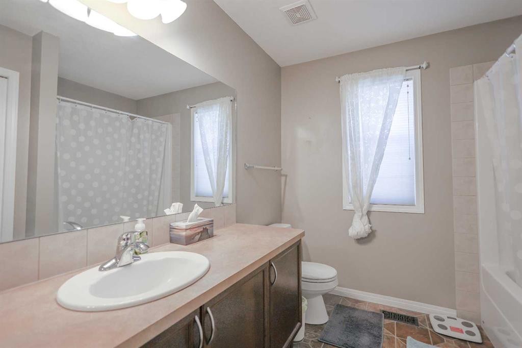 125 Silverado Range Cove Sw, Calgary, AB - Indoor Photo Showing Bathroom