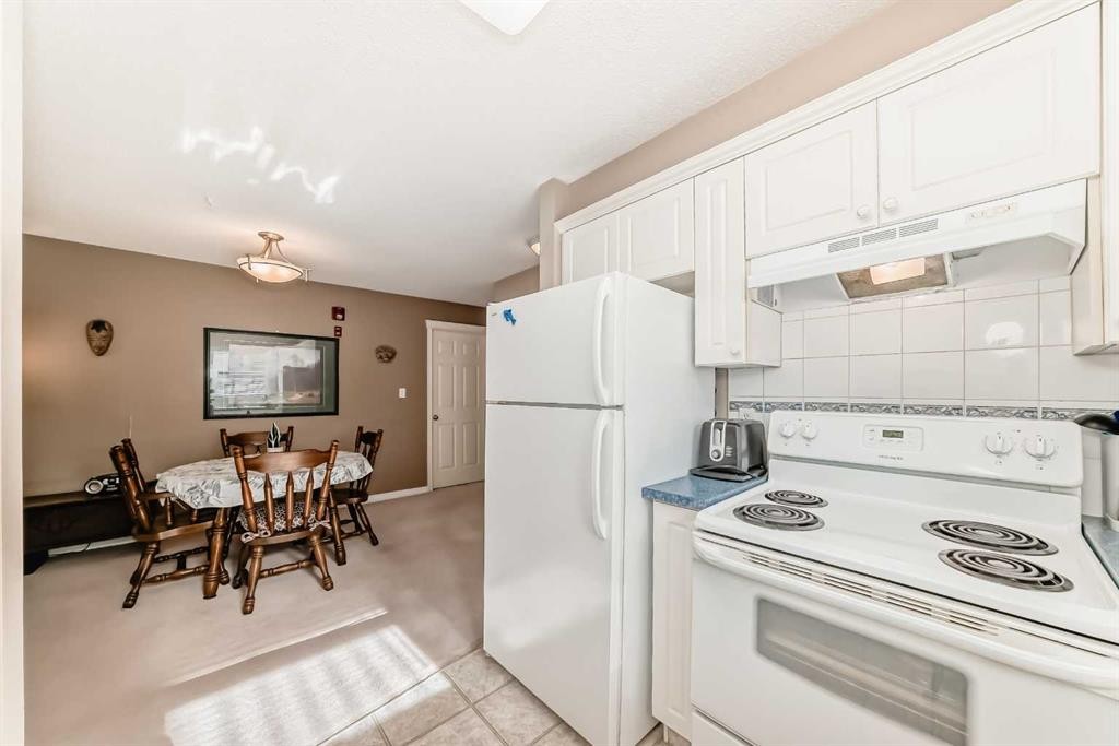 116-6800 Hunterview Drive Nw, Calgary, AB - Indoor Photo Showing Kitchen