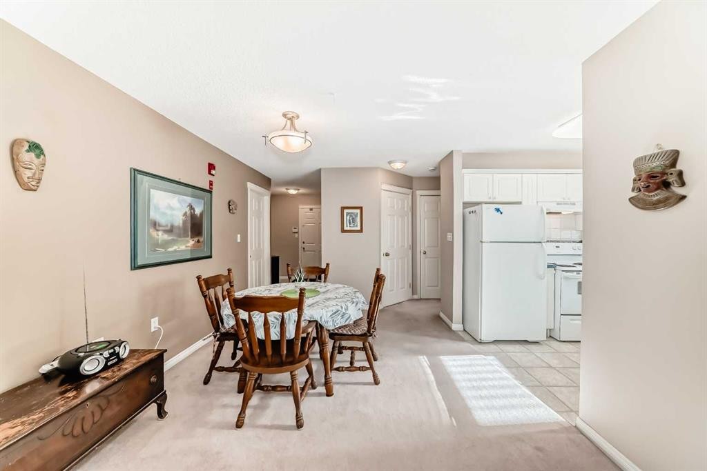 116-6800 Hunterview Drive Nw, Calgary, AB - Indoor Photo Showing Dining Room
