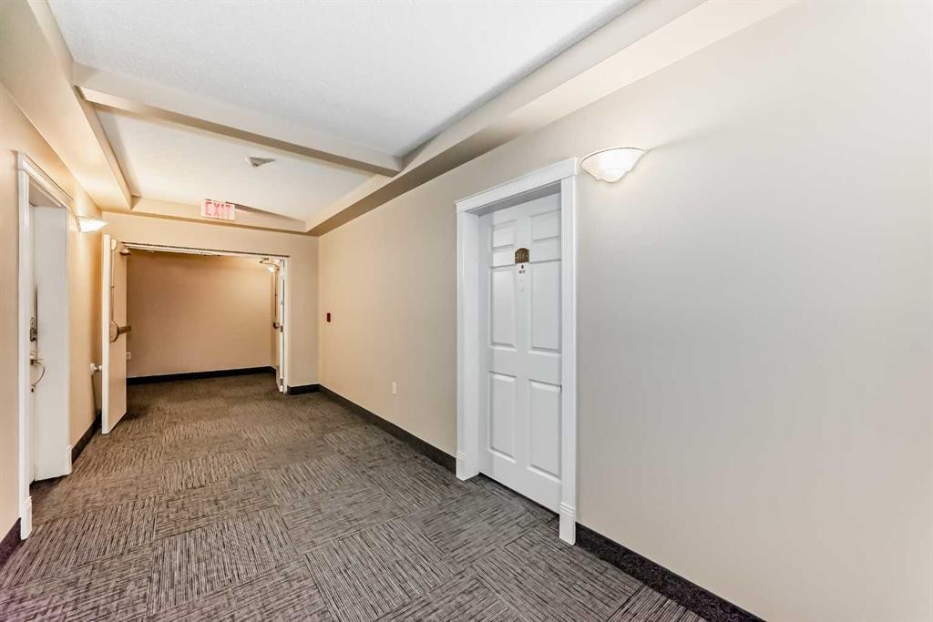 116-6800 Hunterview Drive Nw, Calgary, AB - Indoor Photo Showing Other Room