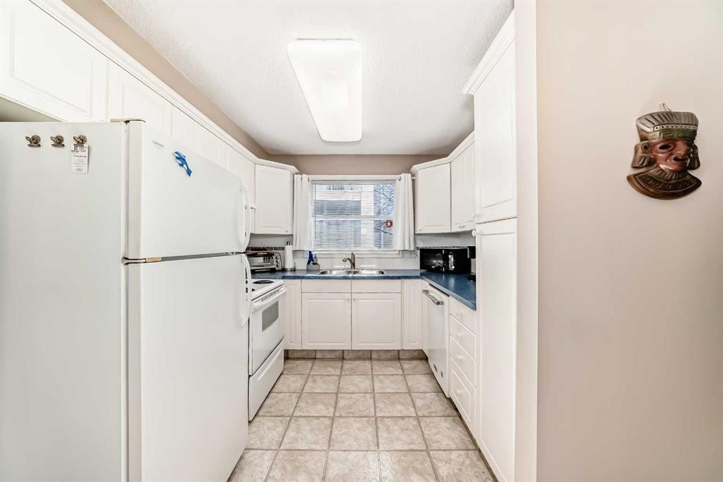 116-6800 Hunterview Drive Nw, Calgary, AB - Indoor Photo Showing Kitchen With Double Sink