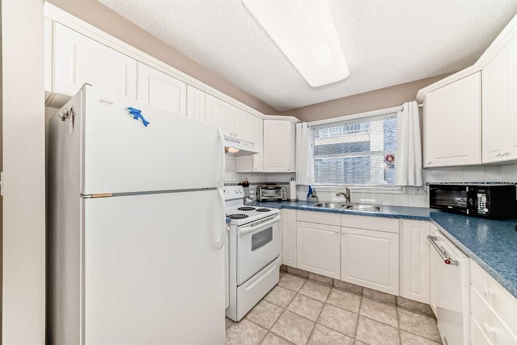 116-6800 Hunterview Drive Nw, Calgary, AB - Indoor Photo Showing Kitchen With Double Sink
