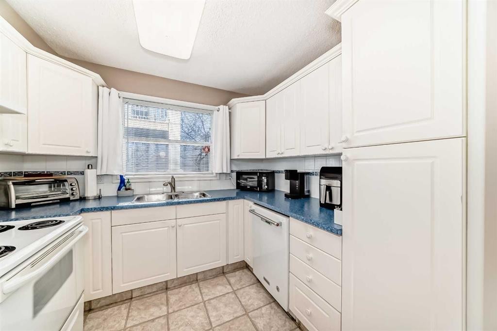 116-6800 Hunterview Drive Nw, Calgary, AB - Indoor Photo Showing Kitchen With Double Sink