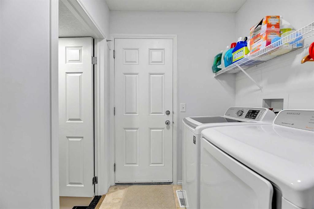 60 Saddlecrest Green Ne, Calgary, AB - Indoor Photo Showing Laundry Room