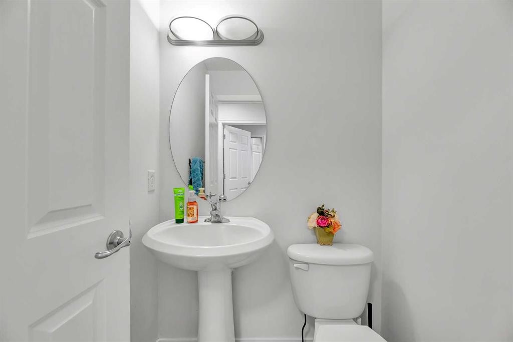 60 Saddlecrest Green Ne, Calgary, AB - Indoor Photo Showing Bathroom
