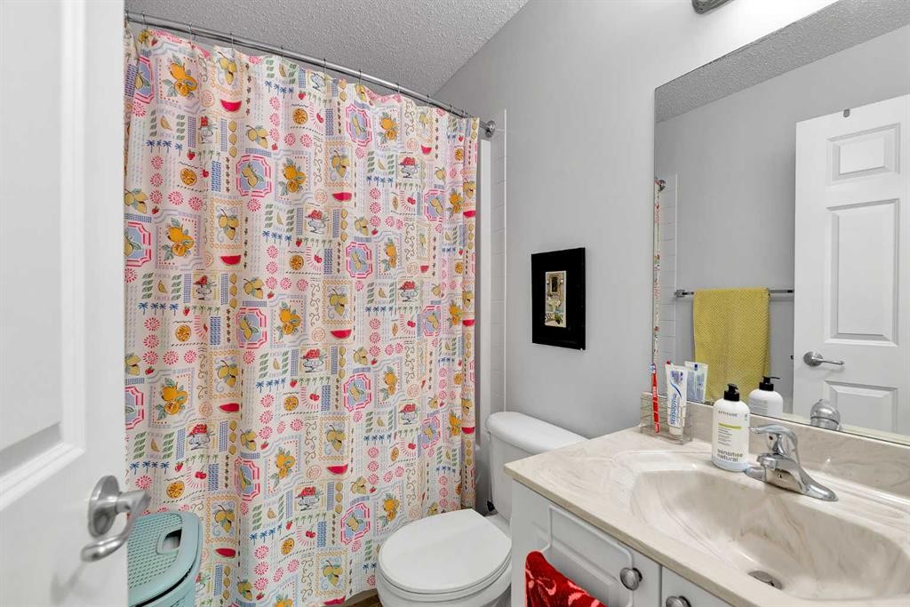 60 Saddlecrest Green Ne, Calgary, AB - Indoor Photo Showing Bathroom