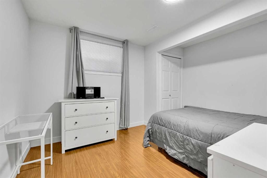 60 Saddlecrest Green Ne, Calgary, AB - Indoor Photo Showing Bedroom