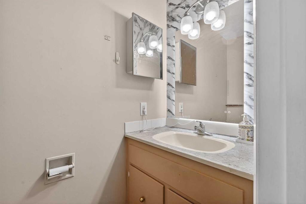 6003 Pinepoint Drive Ne, Calgary, AB - Indoor Photo Showing Bathroom