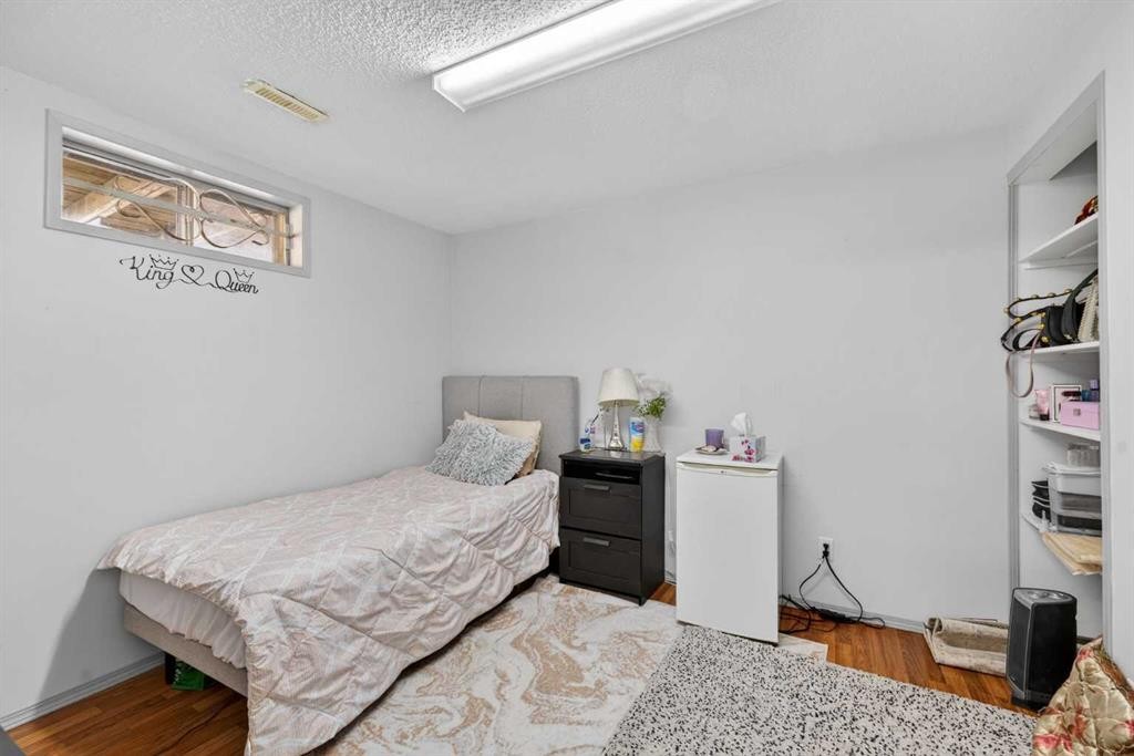6003 Pinepoint Drive Ne, Calgary, AB - Indoor Photo Showing Bedroom