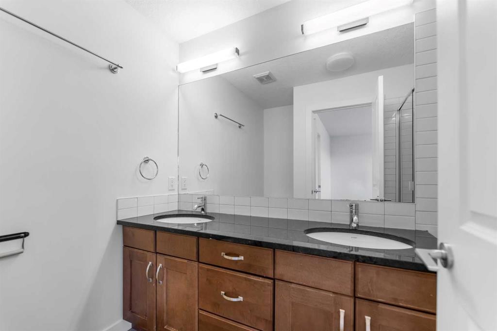 1006 Shantz Place, Crossfield, AB - Indoor Photo Showing Bathroom