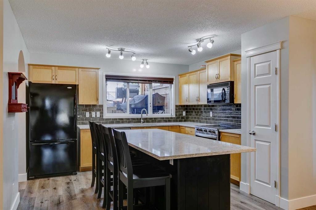 199 Everglen Way Sw, Calgary, AB - Indoor Photo Showing Kitchen
