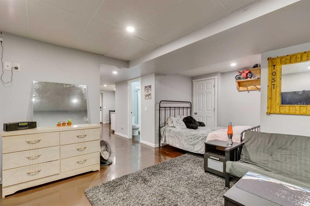 199 Everglen Way Sw, Calgary, AB - Indoor Photo Showing Bedroom