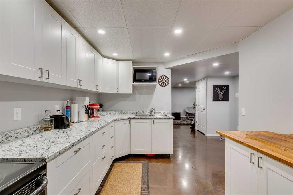 199 Everglen Way Sw, Calgary, AB - Indoor Photo Showing Kitchen