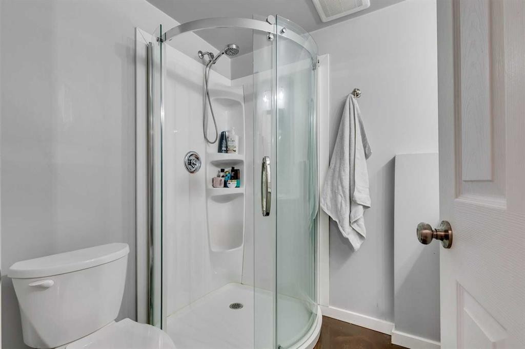 199 Everglen Way Sw, Calgary, AB - Indoor Photo Showing Bathroom