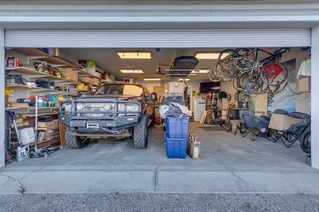 199 Everglen Way Sw, Calgary, AB - Photo Showing Garage