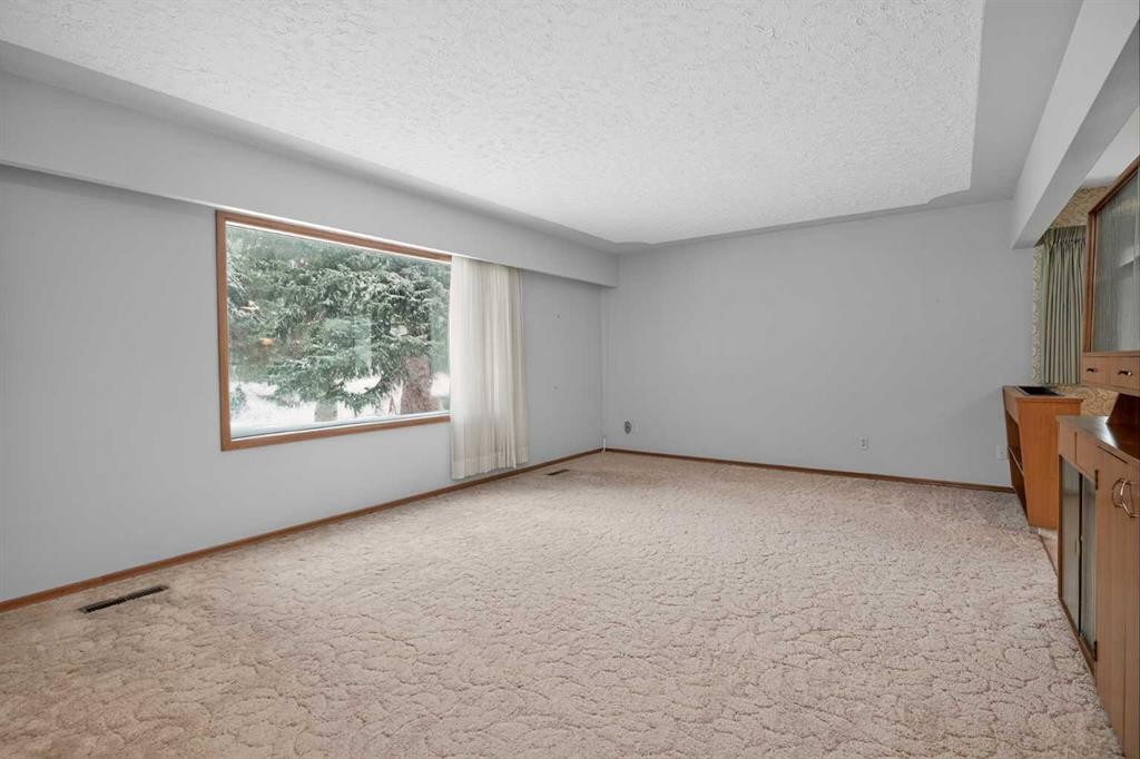337 Capri Avenue Nw, Calgary, AB - Indoor Photo Showing Other Room