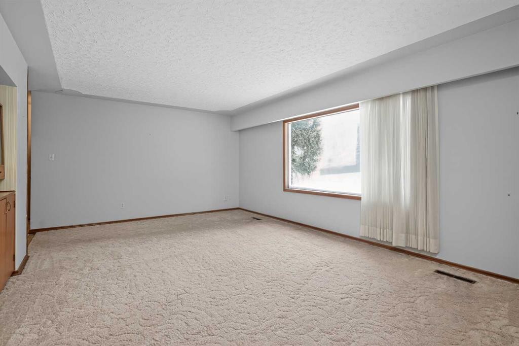337 Capri Avenue Nw, Calgary, AB - Indoor Photo Showing Other Room