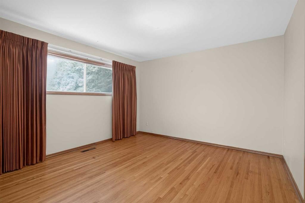 337 Capri Avenue Nw, Calgary, AB - Indoor Photo Showing Other Room