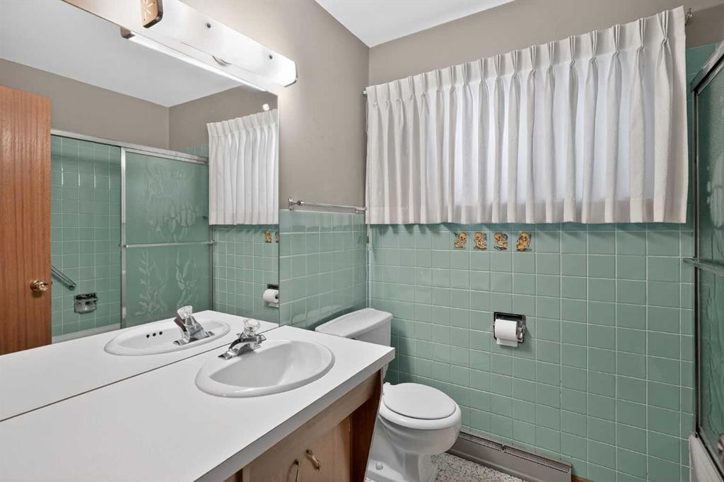 337 Capri Avenue Nw, Calgary, AB - Indoor Photo Showing Bathroom