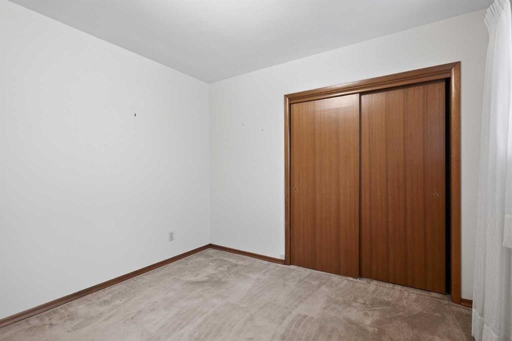 337 Capri Avenue Nw, Calgary, AB - Indoor Photo Showing Other Room