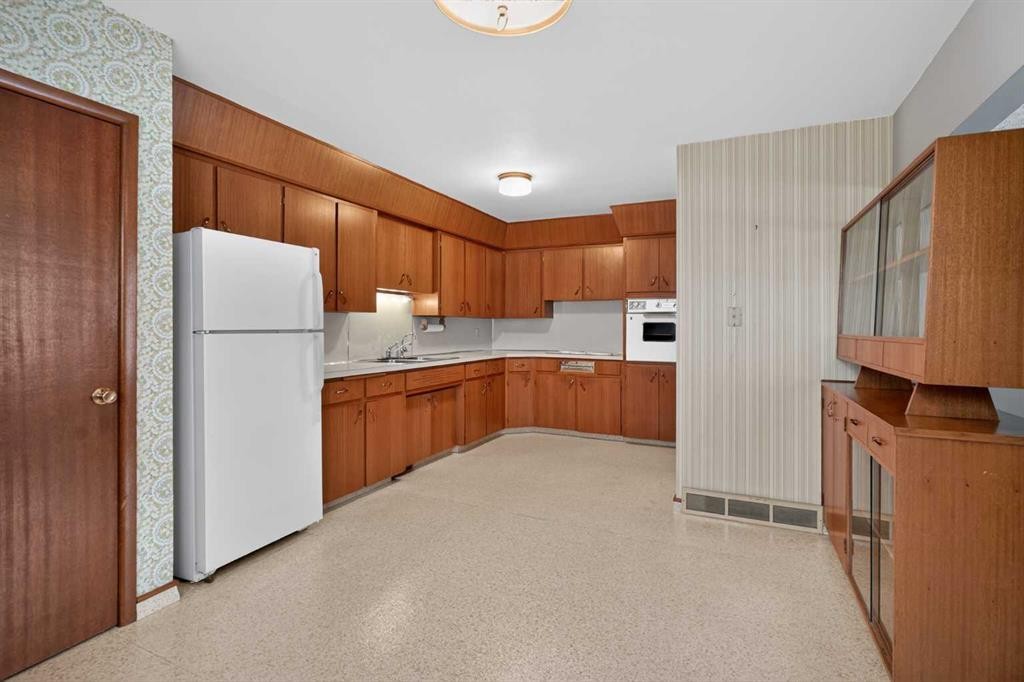 337 Capri Avenue Nw, Calgary, AB - Indoor Photo Showing Kitchen