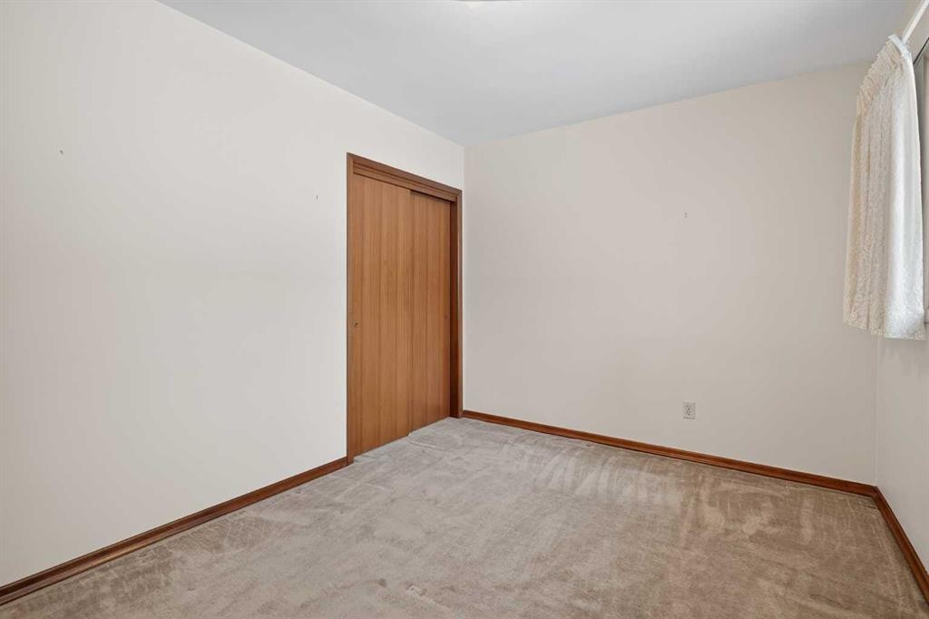 337 Capri Avenue Nw, Calgary, AB - Indoor Photo Showing Other Room