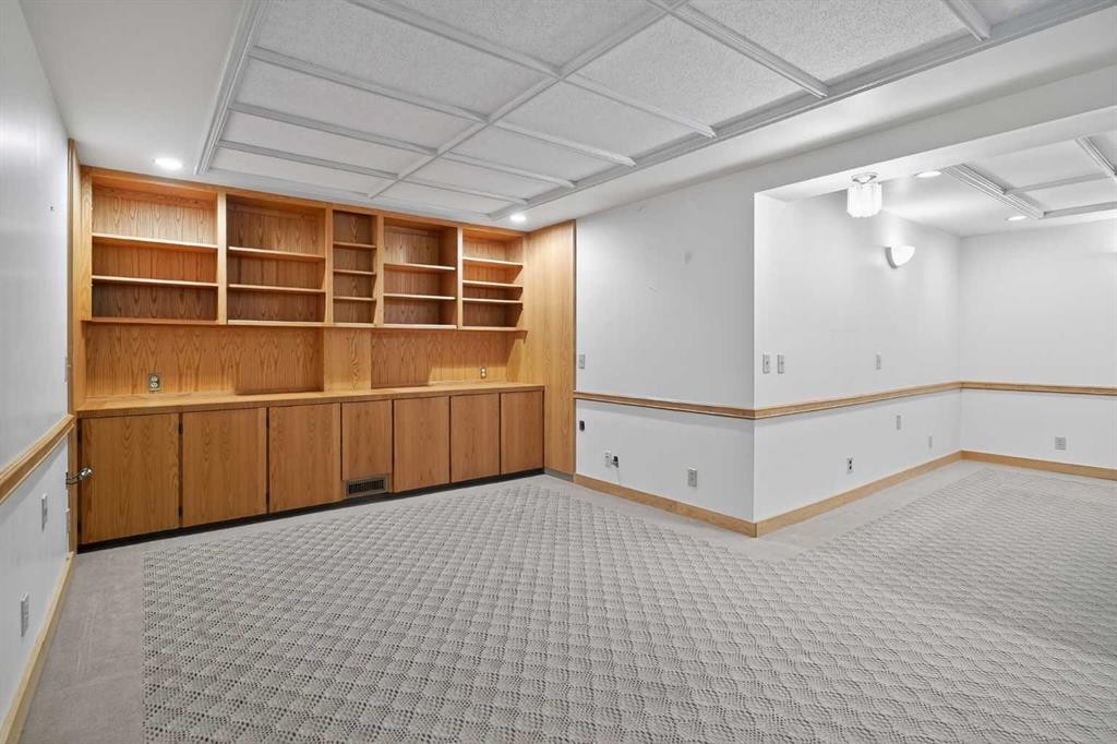 337 Capri Avenue Nw, Calgary, AB - Indoor Photo Showing Other Room