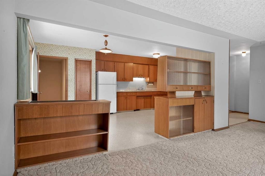 337 Capri Avenue Nw, Calgary, AB - Indoor Photo Showing Kitchen