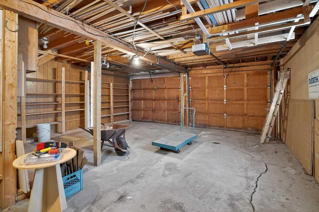337 Capri Avenue Nw, Calgary, AB - Indoor Photo Showing Garage