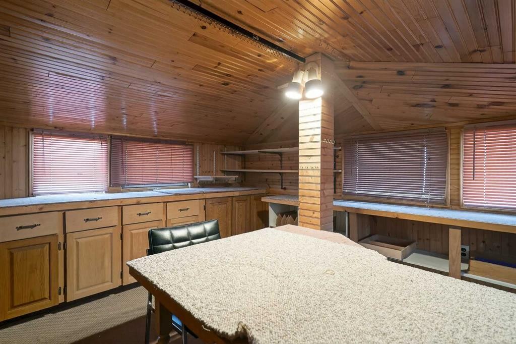 337 Capri Avenue Nw, Calgary, AB - Indoor Photo Showing Other Room