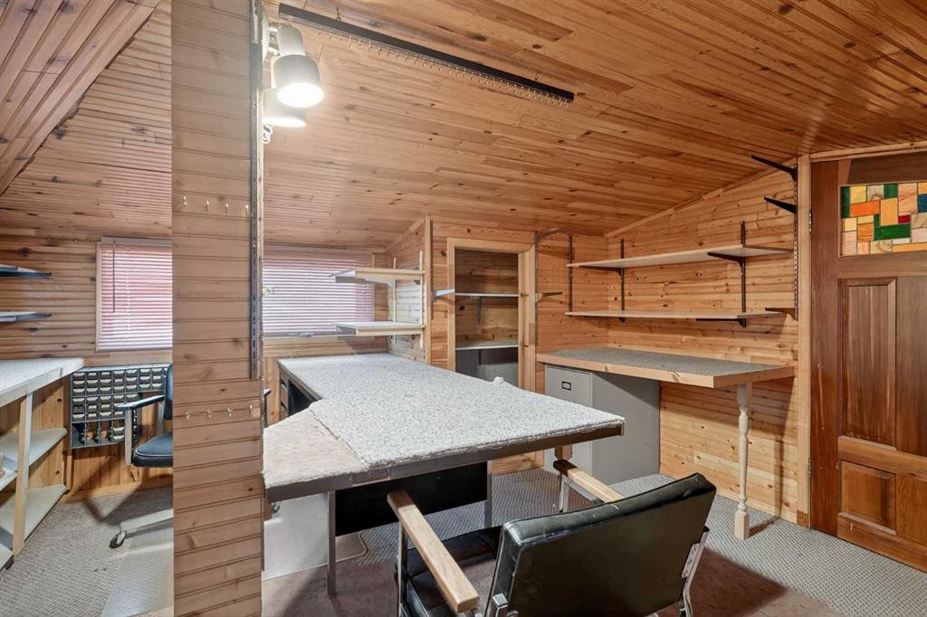 337 Capri Avenue Nw, Calgary, AB - Indoor Photo Showing Other Room