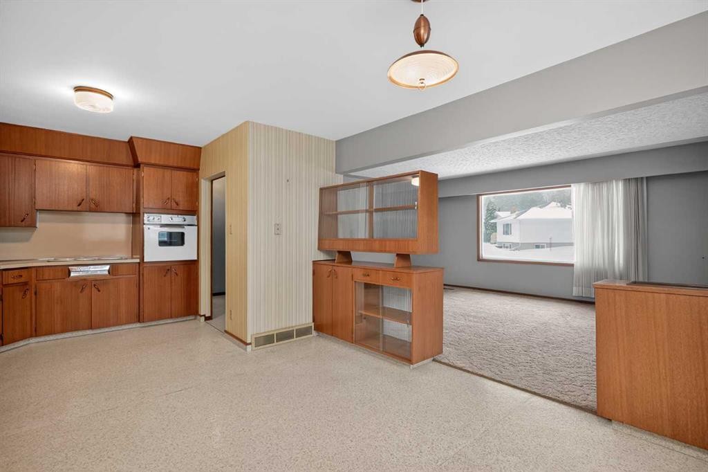 337 Capri Avenue Nw, Calgary, AB - Indoor Photo Showing Kitchen